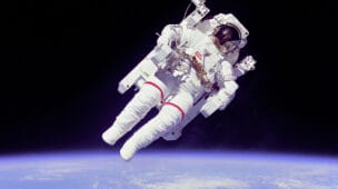 Astronauta em passeio com traje extra veicular (EVA)