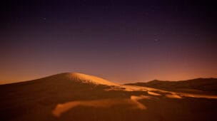 Dunas no deserto à noite