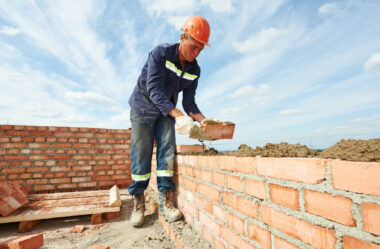 O que fazer quando um pedreiro autônomo cai do telhado em sua obra? Acidente de trabalho