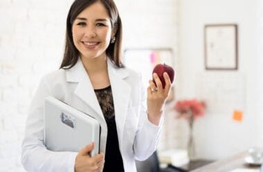 Nutricionista Conquista Vínculo de Emprego Após Pejotização Forçada por Hospital