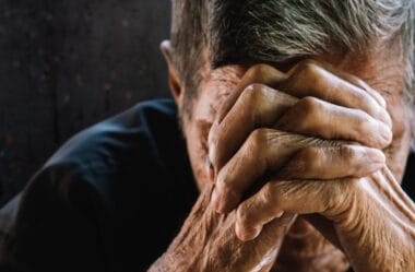 Discriminação por Idade Reverte Justa Causa e Gera Indenização