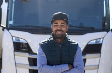 Justiça do Trabalho Condena Transportadora por Atraso nas Verbas Rescisórias após Reversão de Justa Causa