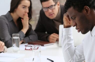 Loja é Condenada por Discriminação Racial e Homofóbica: Justiça do Trabalho Exige Indenização