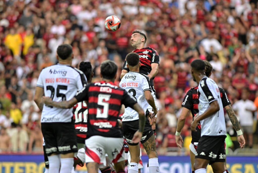 Quantos gols o Flamengo fez e sofreu de bola parada com Filipe Luís até a demissão do auxiliar? Veja | flamengo 1 19