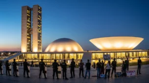 Cena do Congresso Nacional em Brasília com policiais e manifestantes em frente à sessão sobre a PEC da Segurança