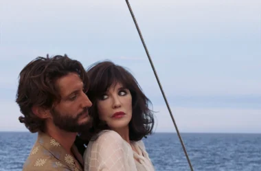 Isabelle Adjani seduz e engana em ‘A Farsa’: O filme francês venenoso no Prime Video que expõe a elite da Riviera.